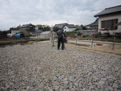 基礎の割栗完成しました！