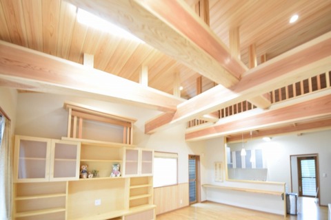 屋根がおしゃれな無垢の家