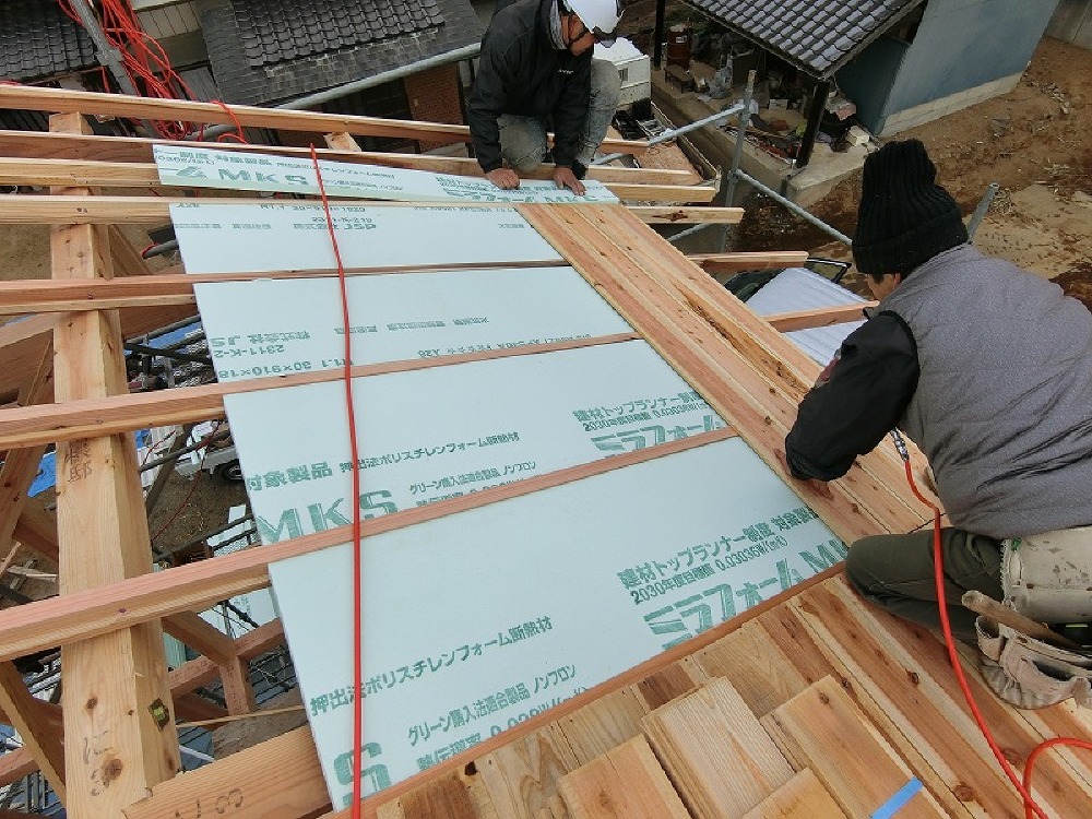 屋根工事開始しました