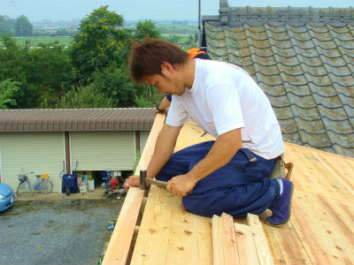 屋根の下地を打ちつけていきます